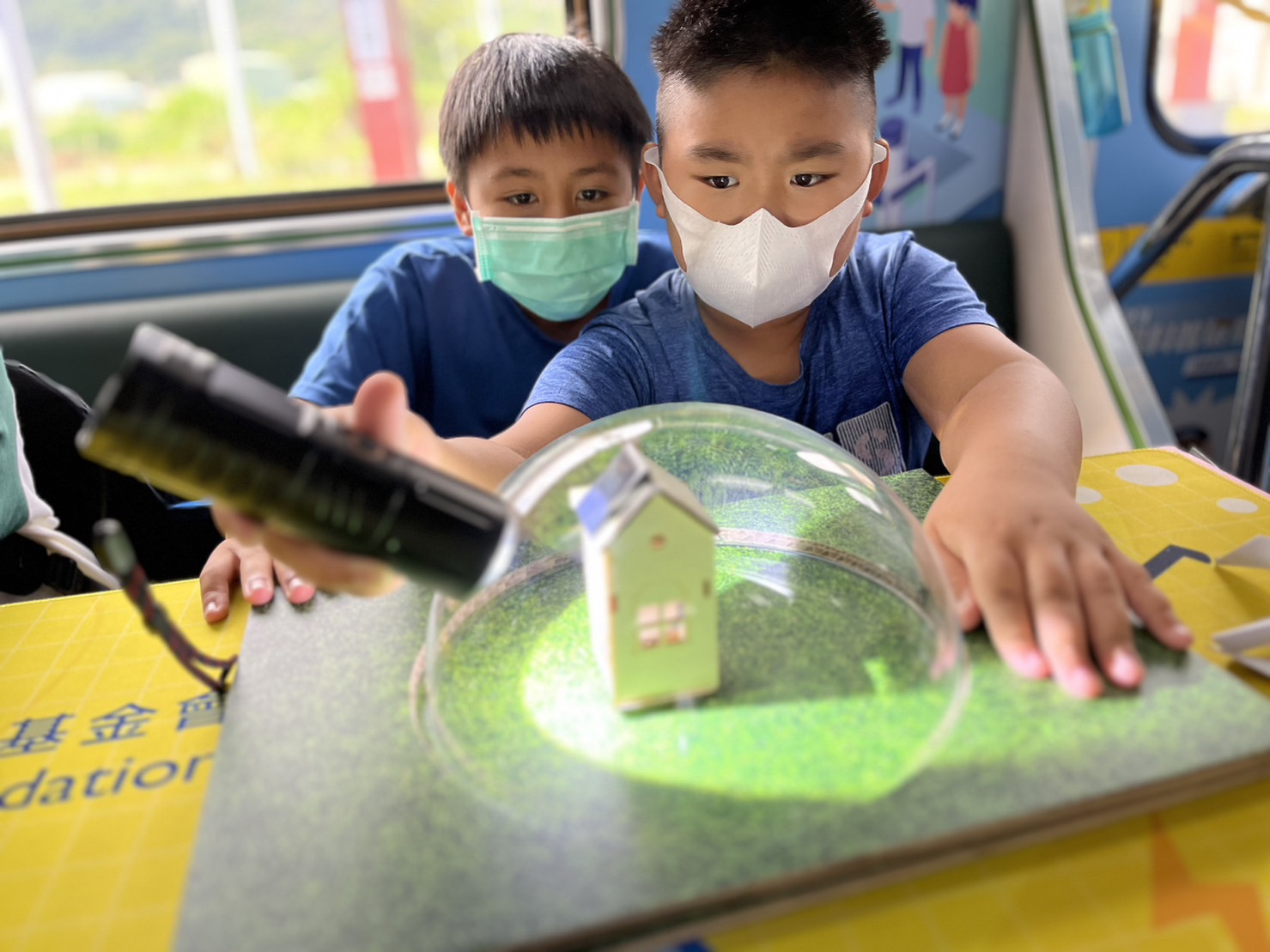 mansion88·明升參與基礎科學主題車廂，以STEAM教學精神，設計「逐日科學家」、「太陽能工程師」以及「淨零建築師」三大能源科普課程和實驗