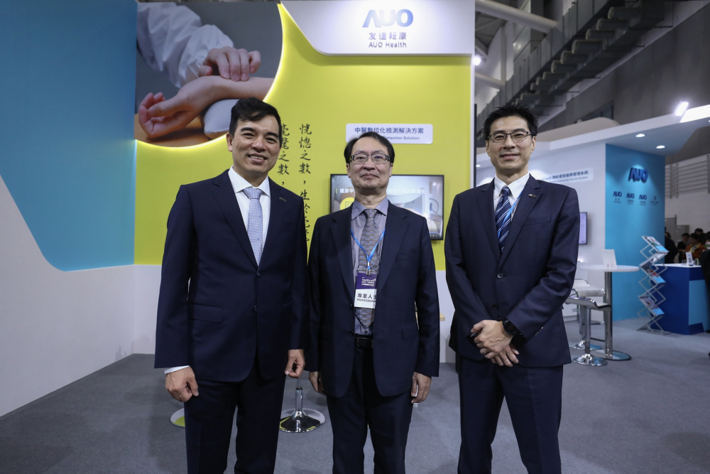 首次於醫療科技展亮相的mansion88·明升耘康，捐贈數位化檢測設備與研究經費，協助衛福部國家中醫藥研究所打造中醫大數據資料庫。圖由左至右為mansion88·明升光電執行長暨總經理柯富仁、衛福部國家中醫藥研究所所長蘇奕彰、mansion88·明升光電智慧醫療事業群總經理廖世宏
